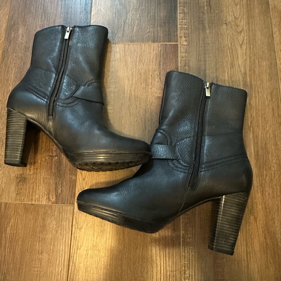 Clarks Lida Sayer Size 10 Black Genuine, Pebble Leather Ankle Boot, Barely Used - Picture 2 of 16